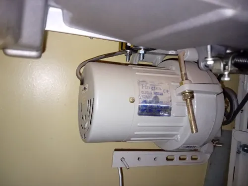 Machine à coudre point droit avec moteur silencieux