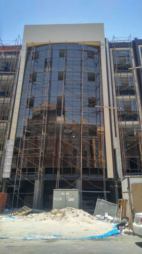 Façade en HPL et mur rideau