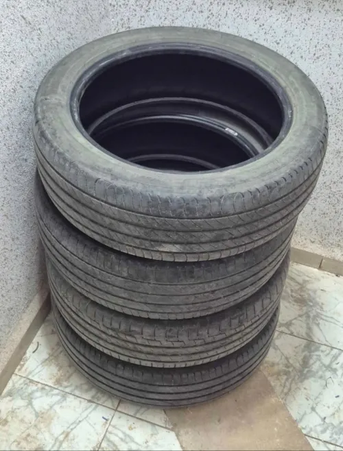 3 pneus Michelin et 1 pneu 205 55 R19