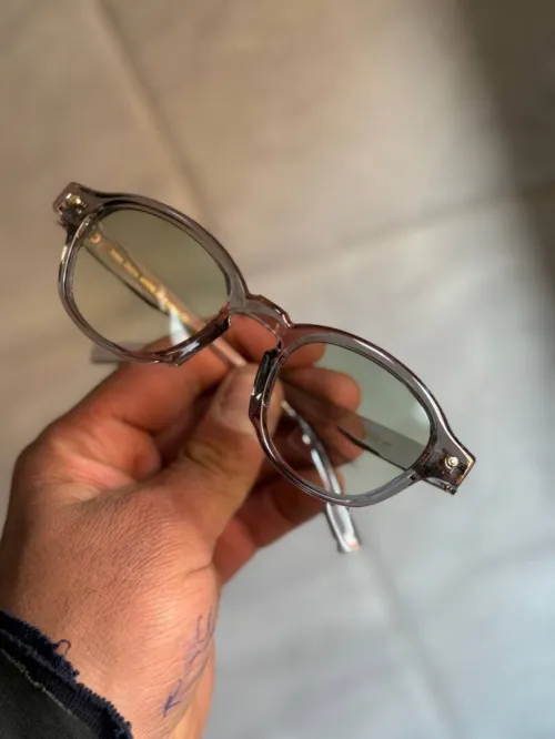 نظارات عصرية بعدسات متغيرة اللون وحماية UV400 بتصميم أنيق
