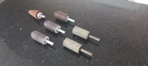 Lot de 06 Meules abrasives cylindriques sur tige