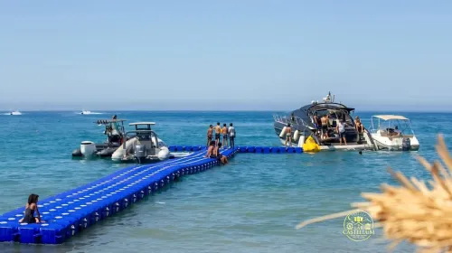 Parasol et équipement de plage et pisc