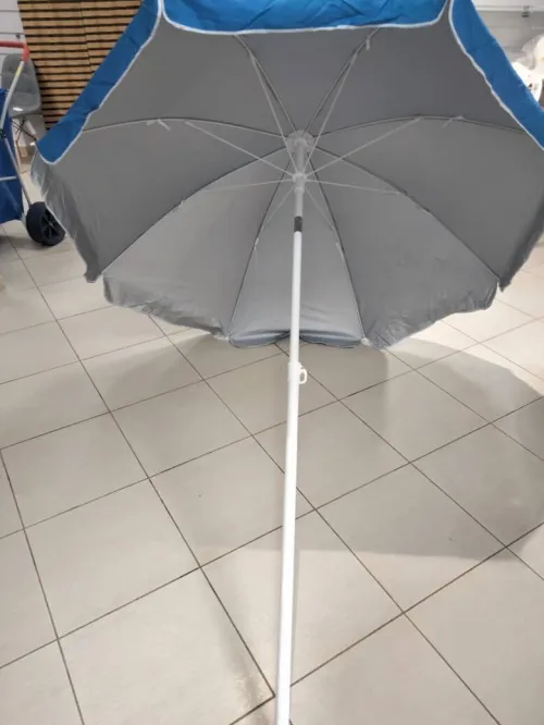 Parasol et équipement de plage et pisc