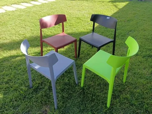 Chaises et tables