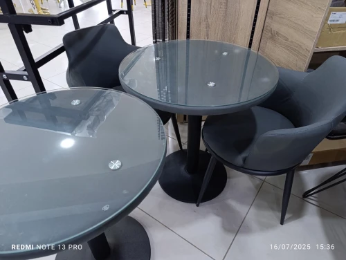 Chaises et tables