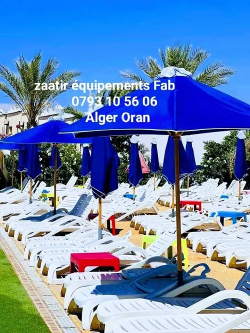Parasol et équipement de plage et pisc