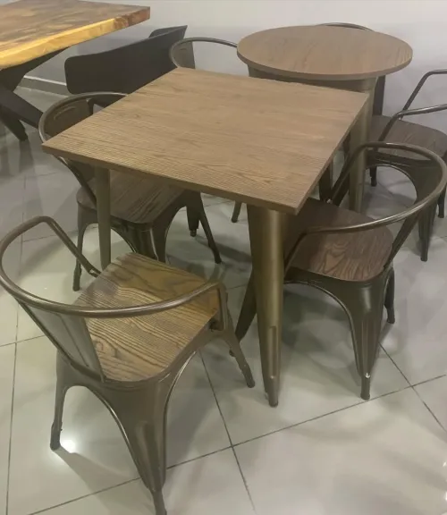 Chaises et tables