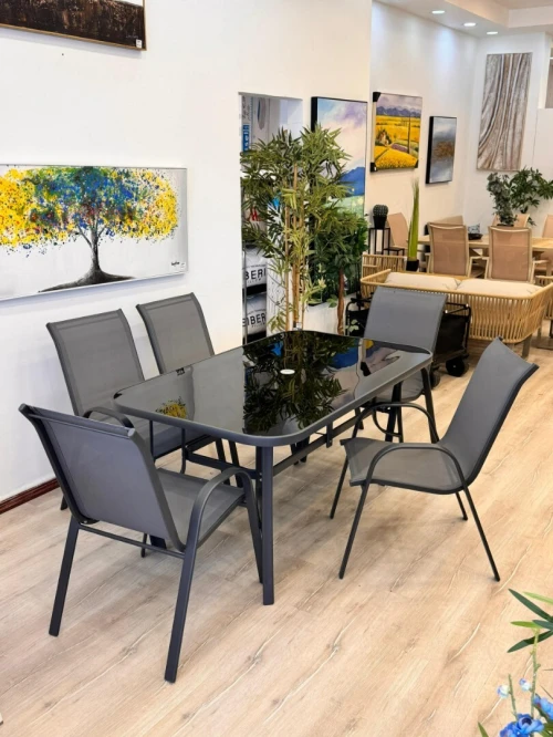 TABLE 6 CHAISES