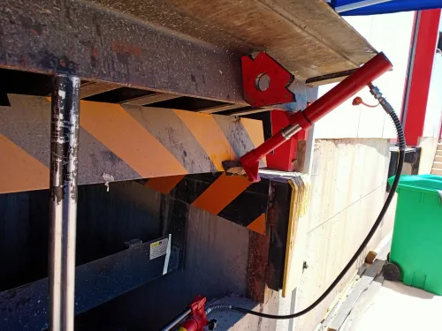 Reparation Maintenance installation Niveleur de quai    Guide roue    Butoir   Porte sectionnelle 