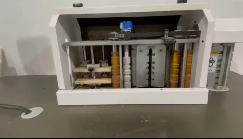 Machine à plier le chant des lettres
