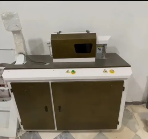 Machine à plier le chant des lettres