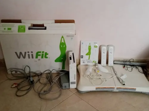 Pack Nintendo Wii complet + Wii Fit (2 manettes) - État top