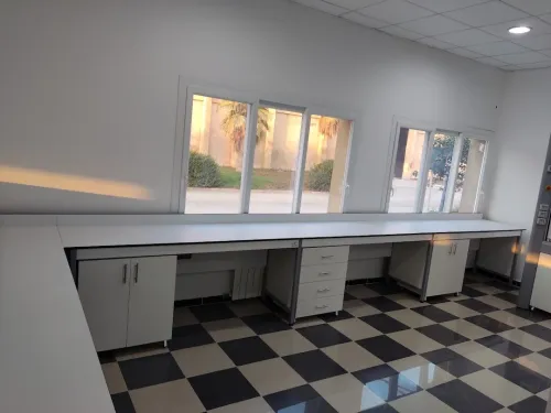 تصميم وتجهيز المختبرات باحترافية عالية | طاولات وتجهيزات مخبرية عصرية  Conception et Équipement de Laboratoires Professionnels | Paillasses et Solutions Modernes