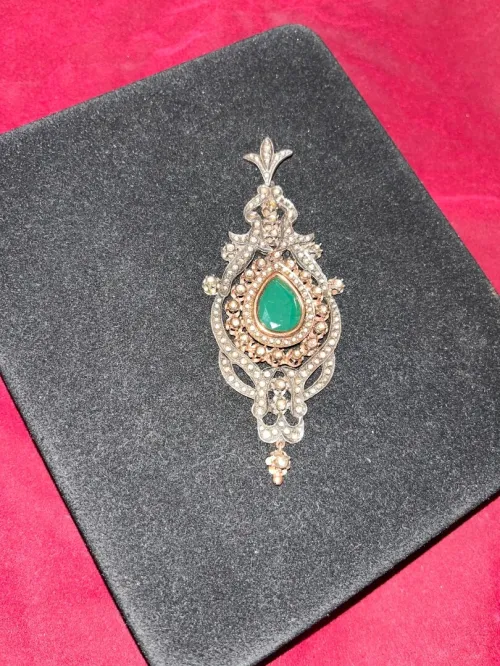 Broche en pierre brillante et emeraude