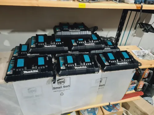 MAKITA DC18RD - Chargeur de batterie rapide doublée 14,4-18V 9+9 Ampère (utilisé/neuf)