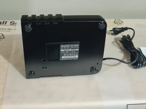 MAKITA DC18RC - Chargeur rapide de batterie 14.4-18V Li-Ion 9 Ampère (neuf)