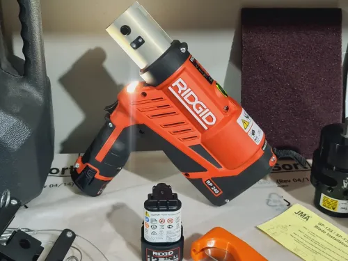 Sertisseuse pour connecteur de câble coaxial RIDGID RP 240 + JMA wireless (USA)