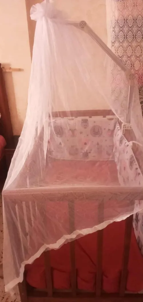Lit bébé avec moustiquaire