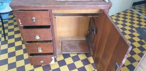 machine à coudre avec table