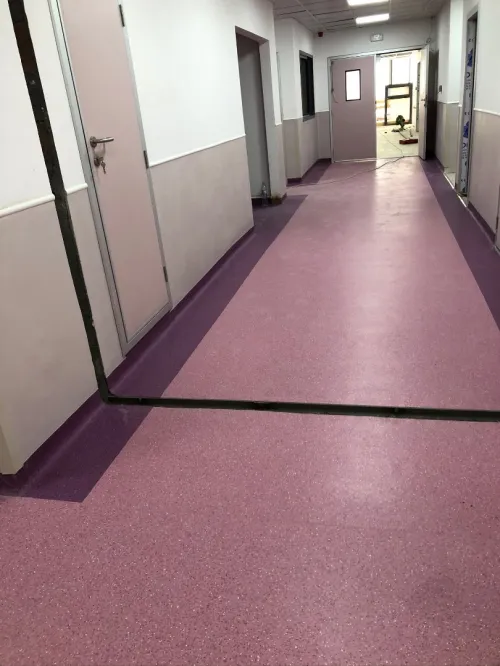 Poseur revêtement général salle du sport et hôpital 