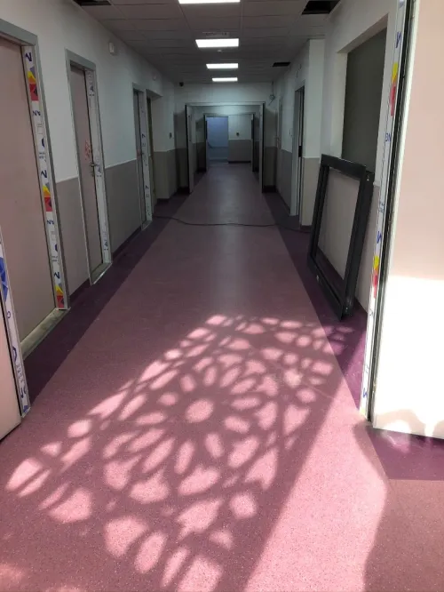 Poseur revêtement général salle du sport et hôpital 