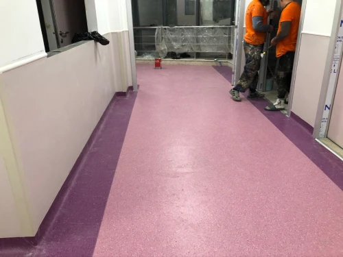 Poseur revêtement général salle du sport et hôpital 
