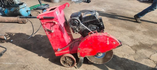 scie à sol thermique 9/10 + compacteur de la marque Bomag