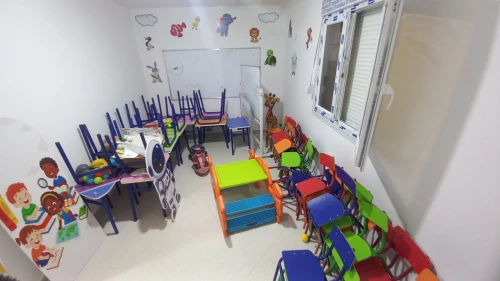Chaises et tables pour les écoles