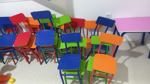 Chaises et tables pour les écoles