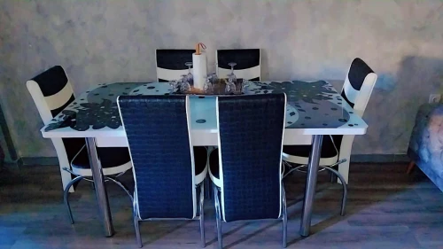 table + chaises + fauteuils