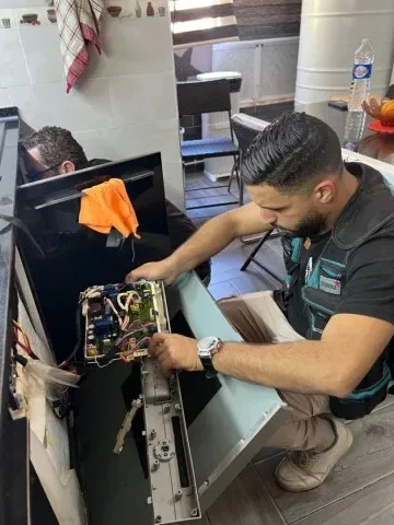 حرفي في تصليح أجهزة التبريد