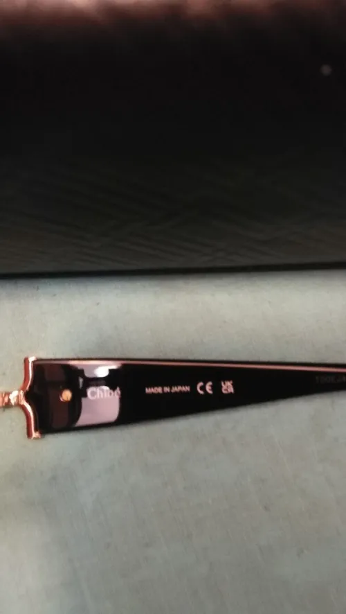 Vendre des lunettes de soleil.