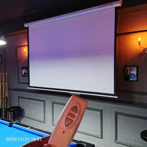 A vendre vidéo projecteur 4k full HD de marque( wimius )avec écran de projection (innovation