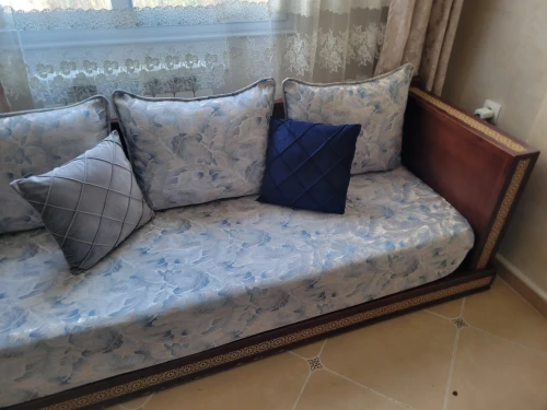 Salon Marocain Complet, Bois Hêtre, Comprenant Canapés, trois Tables Basse, Poufs Et Coussins
