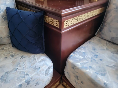 Salon Marocain Complet, Bois Hêtre, Comprenant Canapés, trois Tables Basse, Poufs Et Coussins