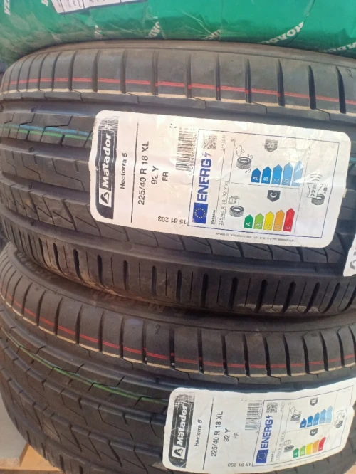 225/40R18 matador