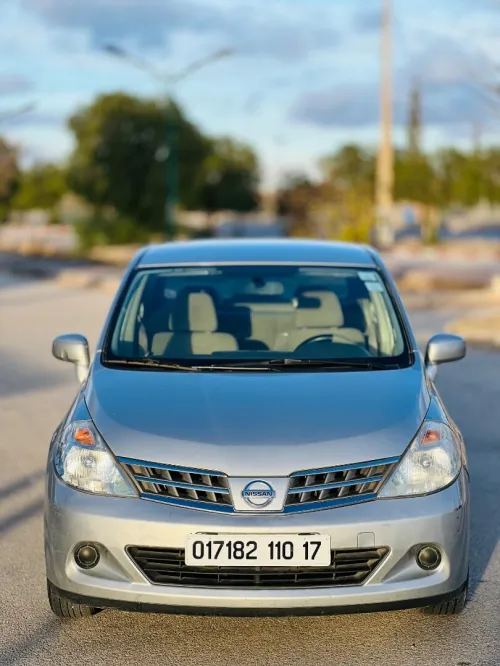 Nissan Tiida 5 portes 2010 Tiida 5 portes