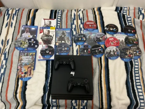 Ps4 pro 2 mannete et 17 cd