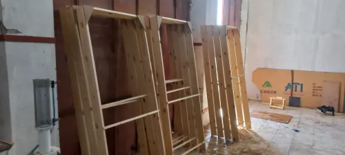 Precadre en bois rouge  pour porte 