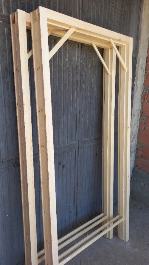Precadre en bois rouge  pour porte 