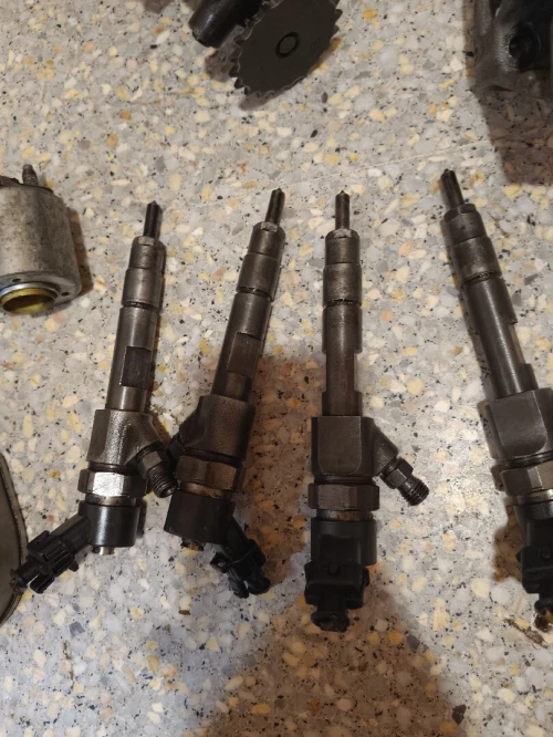 Injecteur 1.9 dci trafic + doseur+ pompe à oeil+ cartaire