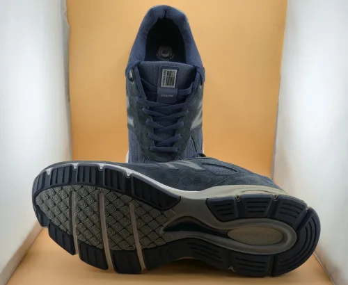 New Balance M990NV4  - Ref M990NV4  - Original اصلية - Pointure 49 / 32 CM /Largeur 4E