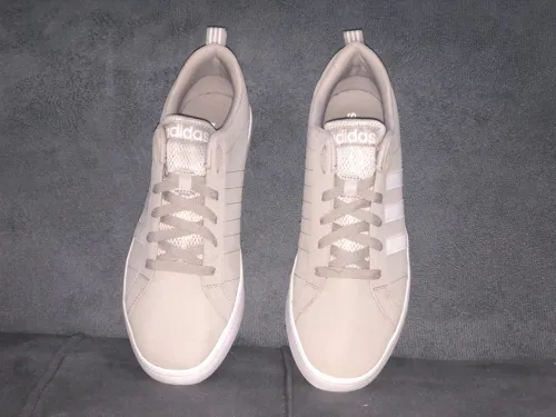 Basket marque adidas neuve couleur grise magnifique 