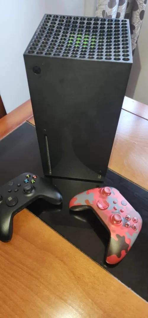 Xbox série X presque neuf peut utilisé,  1 to avec 2 manettes originale