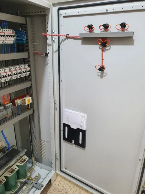 Armoire électrique pour bloc opératoires 