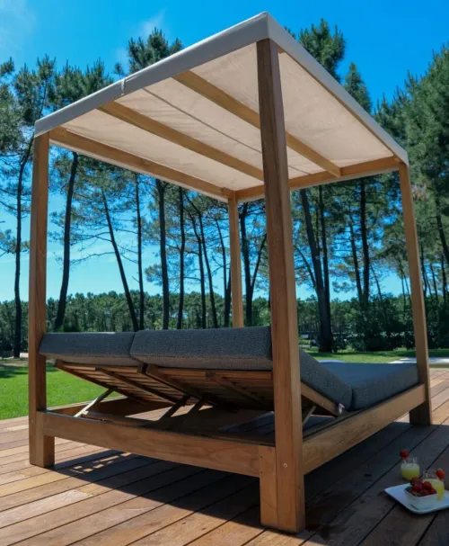 Transats en bois, Baldaquins et parasols en roseaux (paille)