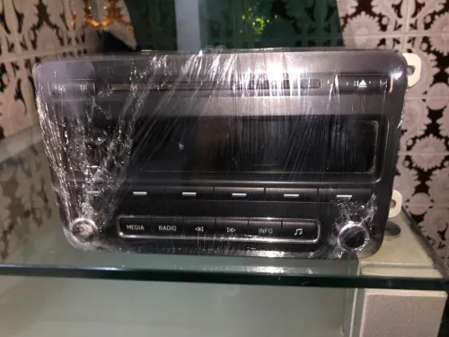 Poste radio et vitre avant scoda  fabia 