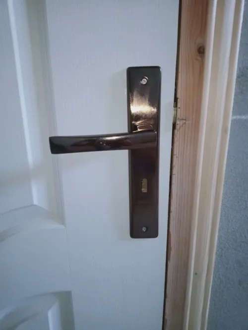Montage porte en bois