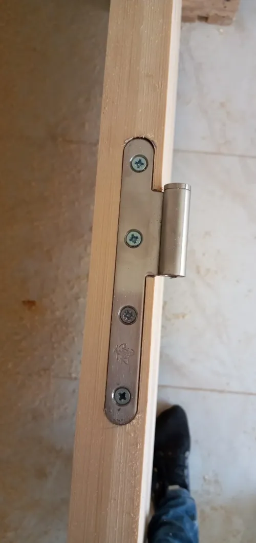 Montage porte en bois