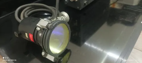 Adaptateur Sony modèle AC-550 avec un projecteur
